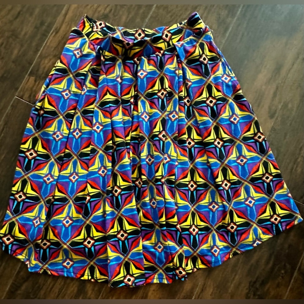 Brand new w/ tags. Elastic waistband. Comes past knees. Pockets on side.